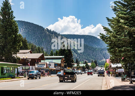 Rivière Rouge, NM, USA-10 Juillet 2018 : rue principale de Rivière Rouge, avec des montagnes en arrière-plan. Banque D'Images