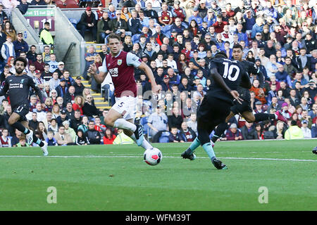 Burnley, Royaume-Uni. Août 31, 2019. Sadio Mane de Liverpool tire et marque son 2ème équipes objectif. Premier League, Burnley v Liverpool au Turf Moor à Burnley, Lancashire le samedi 31 août 2019. Cette image ne peut être utilisé qu'à des fins rédactionnelles. Usage éditorial uniquement, licence requise pour un usage commercial. Aucune utilisation de pari, de jeux ou d'un seul club/ligue/dvd publications. Photos par Chris Stading/Andrew Orchard la photographie de sport/Alamy live news Crédit : Andrew Orchard la photographie de sport/Alamy Live News Crédit : Andrew Orchard la photographie de sport/Alamy Live News Banque D'Images