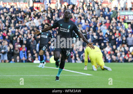 Burnley, Royaume-Uni. Août 31, 2019. Sadio Mane de Liverpool célèbre après avoir marqué son deuxième but des équipes. Premier League, Burnley v Liverpool au Turf Moor à Burnley, Lancashire le samedi 31 août 2019. Cette image ne peut être utilisé qu'à des fins rédactionnelles. Usage éditorial uniquement, licence requise pour un usage commercial. Aucune utilisation de pari, de jeux ou d'un seul club/ligue/dvd publications. Photos par Chris Stading/Andrew Orchard la photographie de sport/Alamy live news Crédit : Andrew Orchard la photographie de sport/Alamy Live News Crédit : Andrew Orchard la photographie de sport/Alamy Live News Banque D'Images