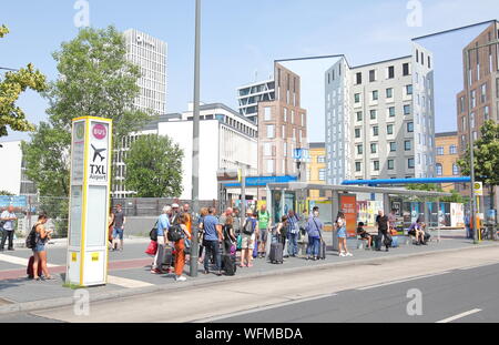 Les gens attendent pour bus à la gare centrale de Berlin Hauptbahnhof Berlin Allemagne Banque D'Images