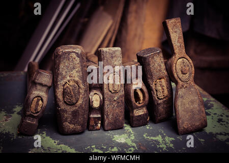 Ensemble de vieux marteaux et clous rouillés. outils sur vieux métal la surface. Image Tonned , selective focus Banque D'Images