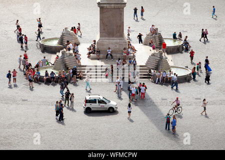 Les touristes à l'obélisque Flaminio sur la Piazza del Popolo Banque D'Images