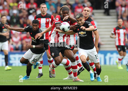 SOUTHAMPTON, Angleterre le 31 août le milieu de terrain de Manchester United Andreas Pereira batailles avec défenseur Southampton Kevin Danso au cours de la Premier League match entre Southampton et Manchester United à St Mary's Stadium, Southampton le samedi 31 août 2019. (Crédit : Jon Bromley | MI News) usage éditorial uniquement, licence requise pour un usage commercial. Aucune utilisation de pari, de jeux ou d'un seul club/ligue/dvd publications. Photographie peut uniquement être utilisé pour les journaux et/ou magazines des fins éditoriales Crédit : MI News & Sport /Alamy Live News Banque D'Images