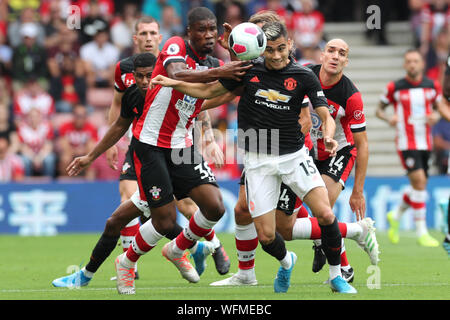 SOUTHAMPTON, Angleterre le 31 août le milieu de terrain de Manchester United Andreas Pereira batailles avec défenseur Southampton Kevin Danso au cours de la Premier League match entre Southampton et Manchester United à St Mary's Stadium, Southampton le samedi 31 août 2019. (Crédit : Jon Bromley | MI News) usage éditorial uniquement, licence requise pour un usage commercial. Aucune utilisation de pari, de jeux ou d'un seul club/ligue/dvd publications. Photographie peut uniquement être utilisé pour les journaux et/ou magazines des fins éditoriales Crédit : MI News & Sport /Alamy Live News Banque D'Images