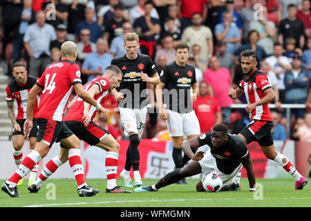 SOUTHAMPTON, Angleterre le 31 août le milieu de terrain de Manchester United Paul Pogba tombe en panne au cours de la Premier League match entre Southampton et Manchester United à St Mary's Stadium, Southampton le samedi 31 août 2019. (Crédit : Jon Bromley | MI News) usage éditorial uniquement, licence requise pour un usage commercial. Aucune utilisation de pari, de jeux ou d'un seul club/ligue/dvd publications. Photographie peut uniquement être utilisé pour les journaux et/ou magazines des fins éditoriales Crédit : MI News & Sport /Alamy Live News Banque D'Images