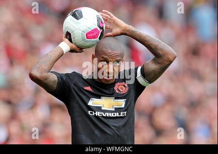 SOUTHAMPTON, Angleterre AUG 31ST Manchester United defender Ashley Young lance la balle au cours de la Premier League match entre Southampton et Manchester United à St Mary's Stadium, Southampton le samedi 31 août 2019. (Crédit : Jon Bromley | MI News) usage éditorial uniquement, licence requise pour un usage commercial. Aucune utilisation de pari, de jeux ou d'un seul club/ligue/dvd publications. Photographie peut uniquement être utilisé pour les journaux et/ou magazines des fins éditoriales Crédit : MI News & Sport /Alamy Live News Banque D'Images