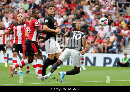 SOUTHAMPTON, Angleterre AUG 31ST Manchester United attaquant Marcus Rashford chefs pour but durant le premier match de championnat entre Southampton et Manchester United à St Mary's Stadium, Southampton le samedi 31 août 2019. (Crédit : Jon Bromley | MI News) usage éditorial uniquement, licence requise pour un usage commercial. Aucune utilisation de pari, de jeux ou d'un seul club/ligue/dvd publications. Photographie peut uniquement être utilisé pour les journaux et/ou magazines des fins éditoriales Crédit : MI News & Sport /Alamy Live News Banque D'Images