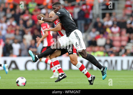 SOUTHAMPTON, Angleterre le 31 août le milieu de terrain de Manchester United Paul Pogba batailles avec le milieu de terrain de Southampton Oriol Romeu au cours de la Premier League match entre Southampton et Manchester United à St Mary's Stadium, Southampton le samedi 31 août 2019. (Crédit : Jon Bromley | MI News) usage éditorial uniquement, licence requise pour un usage commercial. Aucune utilisation de pari, de jeux ou d'un seul club/ligue/dvd publications. Photographie peut uniquement être utilisé pour les journaux et/ou magazines des fins éditoriales Crédit : MI News & Sport /Alamy Live News Banque D'Images