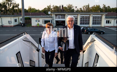 Berlin, Allemagne. 31 août 2019, Berlin : Président fédéral Frank-Walter Steinmeier et son épouse Elke Büdenbender bord d'un avion de la Bundeswehr de la Mission de l'air à la section militaire de l'aéroport de Tegel à voler à Lodz (Pologne). Président fédéral Steinmeier et sa femme prennent part à la cérémonie de commémoration de l'centrale de la République de Pologne sur le 80e anniversaire du début de la Seconde Guerre mondiale. L'invasion allemande de la Pologne a commencé tôt le matin du 01.09.1939 avec l'attaque de bombardier en piqué allemand sur la ville de Wielun. La Seconde Guerre mondiale a commencé. Photo : Bernd von Jutrczenka/dpa Banque D'Images