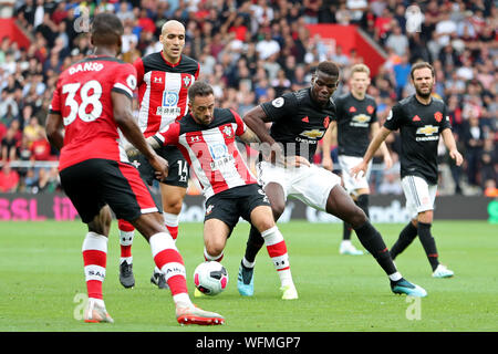 SOUTHAMPTON, Angleterre le 31 août le milieu de terrain de Manchester United Paul Pogba batailles avec Danny Ings Southampton en avant au cours de la Premier League match entre Southampton et Manchester United à St Mary's Stadium, Southampton le samedi 31 août 2019. (Crédit : Jon Bromley | MI News) usage éditorial uniquement, licence requise pour un usage commercial. Aucune utilisation de pari, de jeux ou d'un seul club/ligue/dvd publications. Photographie peut uniquement être utilisé pour les journaux et/ou magazines des fins éditoriales Crédit : MI News & Sport /Alamy Live News Banque D'Images