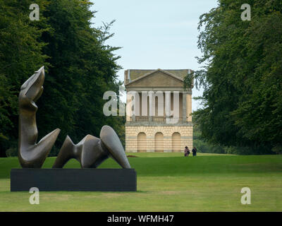 Couper deux pièces Figure couchée d'Henry Moore Houghton Hall Banque D'Images