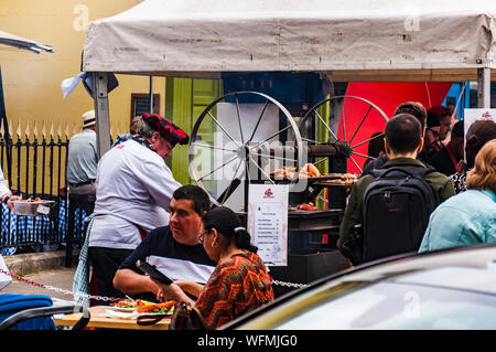 Chef cuisine des fruits de mer au grill de charbon de bois de la rue. Dalkey, Dublin, Irlande.25 août 2019. "Fruits de mer" - Festival du homard de Dalkey est un mélange doux de Banque D'Images