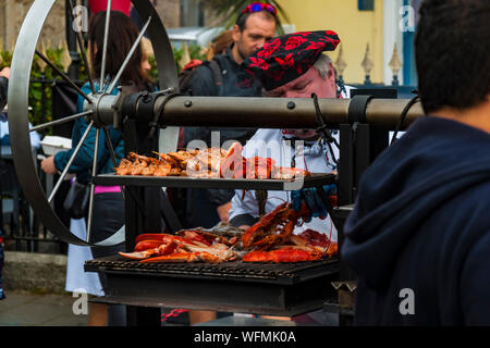 Chef cuisine de rue à homards de charbon de bois grill. Dalkey, Dublin, Irlande.25 août 2019. "Fruits de mer" Festival du homard de Dalkey Banque D'Images