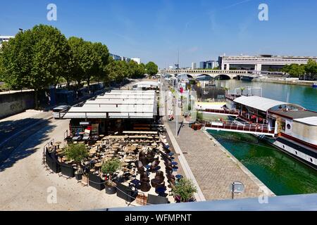 Des bars et restaurants avec terrasse le long de la berge, dans le 13ème arrondissement, jour en août, Paris, France Banque D'Images