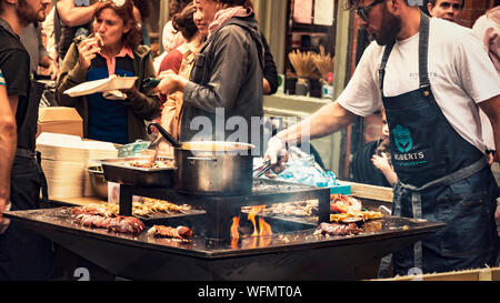 Chef cuisine des fruits de mer au grill de charbon de bois de la rue. Dalkey, Dublin, Irlande.25 août 2019. "Fruits de mer" Festival du homard de Dalkey Banque D'Images