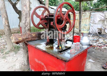 Extracteur de jus de canne à sucre, la machine Rouge. Banque D'Images
