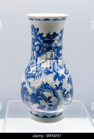 Vase Qing. Jingdezhen ware. Vase bleu et blanc avec des scènes de l'ouest du lac, règne de Kangxi de la dynastie des Qing (1662-1722 AD) Banque D'Images