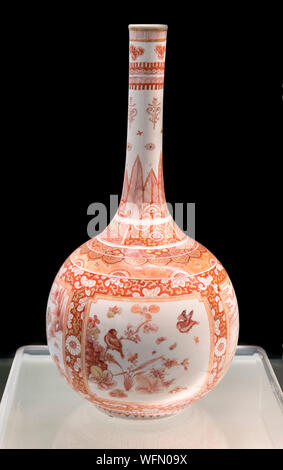 Vase Qing. Jingdezhen ware. Vase avec Red et Golden réservés Conception d'oiseaux et d'animaux, règne de Kangxi de la dynastie des Qing (1662-1722 AD) Banque D'Images