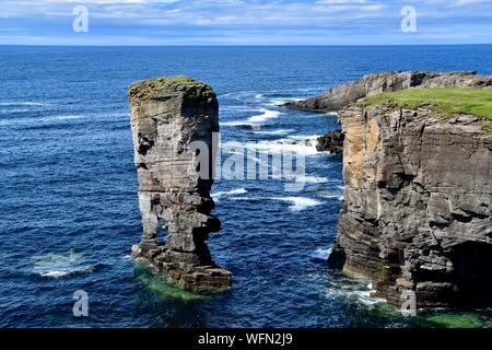 Château Yesnaby pile mer Orkney. Banque D'Images