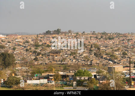 Vue aérienne ou Vue de dessus sur un canton ou suburb maisons appelées Diepsloot à Johannesburg, Gauteng, Afrique du Sud sur une journée d'hiver Banque D'Images