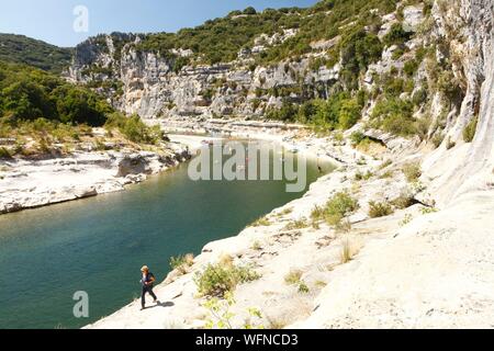 La France, l'Ardèche, Sauze, Gorges de l'Ardèche, la réserve nationale naturelle Female hiker sur la voie en aval de l'Ardèche Canyon près de Sauze Banque D'Images