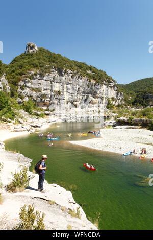 La France, l'Ardèche, Sauze, Gorges de l'Ardèche, la réserve nationale naturelle Female hiker sur la voie en aval de l'Ardèche Canyon près de Sauze Banque D'Images