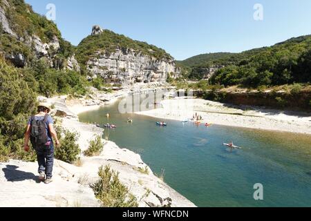 La France, l'Ardèche, Sauze, Gorges de l'Ardèche, la réserve nationale naturelle Female hiker sur la voie en aval de l'Ardèche Canyon près de Sauze Banque D'Images