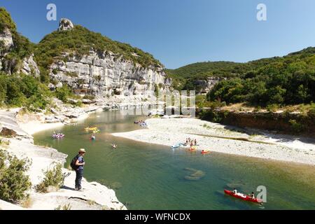 La France, l'Ardèche, Sauze, Gorges de l'Ardèche, la réserve nationale naturelle Female hiker sur la voie en aval de l'Ardèche Canyon près de Sauze Banque D'Images