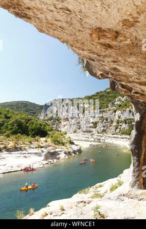 La France, l'Ardèche, Sauze, Gorges de l'Ardèche, la réserve nationale naturelle Female hiker sur la voie en aval de l'Ardèche Canyon près de Sauze Banque D'Images