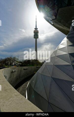 Germany, Bavaria, Munich, BMW Welt, showroom de la marque originaire de Munich a ouvert en 2007 et réalisé par le cabinet d'architecte Coop Himmelb(l)au et la Tour Olympique ou Olympiaturm Banque D'Images