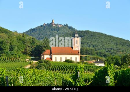 La France, Haut Rhin, Alsace Wine Route, St HIppolyte église et château du Haut Koenigsbourg Banque D'Images