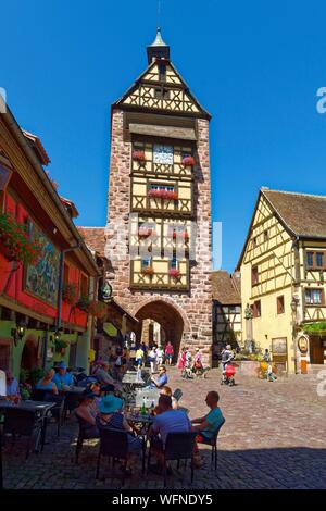 La France, Haut Rhin, Alsace Route des Vins, Riquewihr village, intitulée Les Plus Beaux Villages de France (Les Plus Beaux Villages de France) rue de Gaulle, le Dolder, porte de ville Banque D'Images