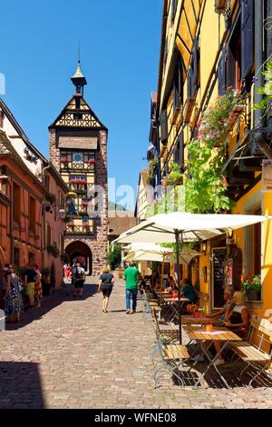 La France, Haut Rhin, Alsace Route des Vins, Riquewihr village, intitulée Les Plus Beaux Villages de France (Les Plus Beaux Villages de France) rue de Gaulle, le Dolder, porte de ville Banque D'Images