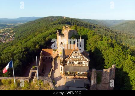 La France, Bas Rhin, Saverne, château du Haut Barr 11e à 14e siècle (vue aérienne) Banque D'Images