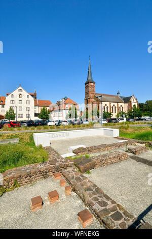 La France, Bas Rhin, Niederbronn les Bains, les vestiges archéologiques de la période gallo romaine et l'église de Saint Martin Banque D'Images