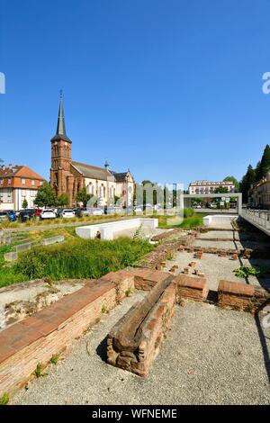 La France, Bas Rhin, Niederbronn les Bains, les vestiges archéologiques de la période gallo romaine et l'église de Saint Martin Banque D'Images