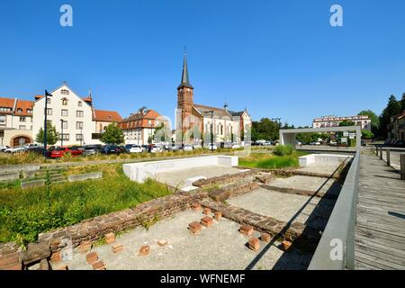 La France, Bas Rhin, Niederbronn les Bains, les vestiges archéologiques de la période gallo romaine et l'église de Saint Martin Banque D'Images