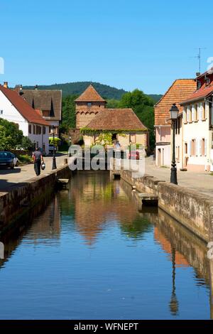 La France, Bas Rhin, outre Foret (Alsace du Nord), Wissembourg, district de la Bruch, rives de la rivière (la Lauter), dans l'arrière-plan des murs de la ville, tour Hausgenossen et lock, 15e siècle Banque D'Images