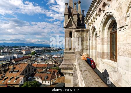 La Suisse, Genève, Vieille Ville, cathédrale Saint-Pierre construite au 13e siècle, la principale église protestante depuis 1535, vue sur la ville depuis le clocher Banque D'Images