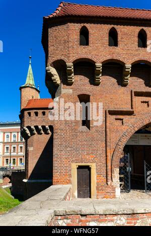 La Pologne, Voïvodie Malopolskie, Cracovie, Stare Miasto district, Site du patrimoine mondial, la vieille ville, le Barbican face au rempart et la porte Saint-Florian Banque D'Images