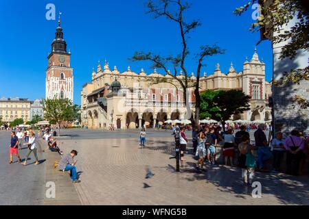 La Pologne, Voïvodie Malopolskie, Cracovie, Stare Miasto district, Site du patrimoine mondial, la vieille ville, place du marché, Halle aux draps et le Beffroi Banque D'Images