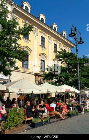 La Pologne, Voïvodie Malopolskie, Cracovie, Stare Miasto district, Site du patrimoine mondial, la vieille ville, Place du marché, Wedel restaurant terrasse Banque D'Images