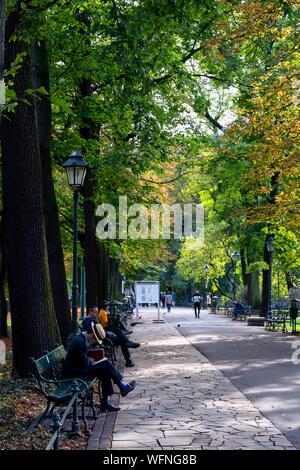 La Pologne, Voïvodie Malopolskie, Cracovie, Stare Miasto district, Site du patrimoine mondial, la vieille ville, promenade autour des remparts Banque D'Images