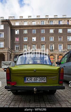 La Pologne, Voïvodie Malopolskie, Cracovie, Nowa Huta, district construit dans l'ère communiste sur le modèle soviétique, visite guidée à bord d'une voiture Trabant Banque D'Images