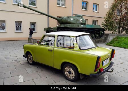 La Pologne, Voïvodie Malopolskie, Cracovie, Nowa Huta, district construit dans l'ère communiste sur le modèle soviétique, visite guidée à bord d'une voiture Trabant Banque D'Images