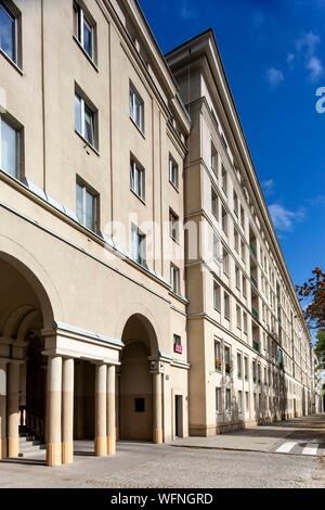 La Pologne, Voïvodie Malopolskie, Cracovie, Nowa Huta, district construit dans l'ère communiste sur le modèle soviétique, visite guidée à bord d'une voiture Trabant Banque D'Images