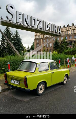 La Pologne, Voïvodie Malopolskie, Cracovie, Nowa Huta, district construit dans l'ère communiste sur le modèle soviétique, visite guidée à bord d'une voiture Trabant, Tadeusz Sendzimir Steelworks Banque D'Images