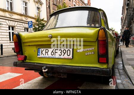 La Pologne, Voïvodie Malopolskie, Cracovie, Nowa Huta, district construit dans l'ère communiste sur le modèle soviétique, visite guidée à bord d'une voiture Trabant Banque D'Images