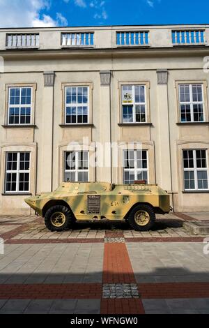 La Pologne, Voïvodie Malopolskie, Cracovie, Nowa Huta, district construit dans l'ère communiste sur le modèle soviétique, visite guidée à bord d'une voiture Trabant Banque D'Images