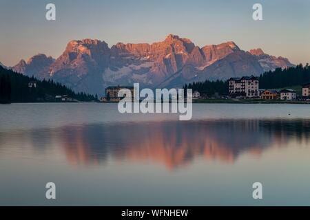 L'Italie, Trentin-Haut-Adige Dolomites massif, classé Patrimoine Mondial par l'UNESCO, le lac Sorapis Misurima avec groupe de montagne dans l'arrière-plan Banque D'Images